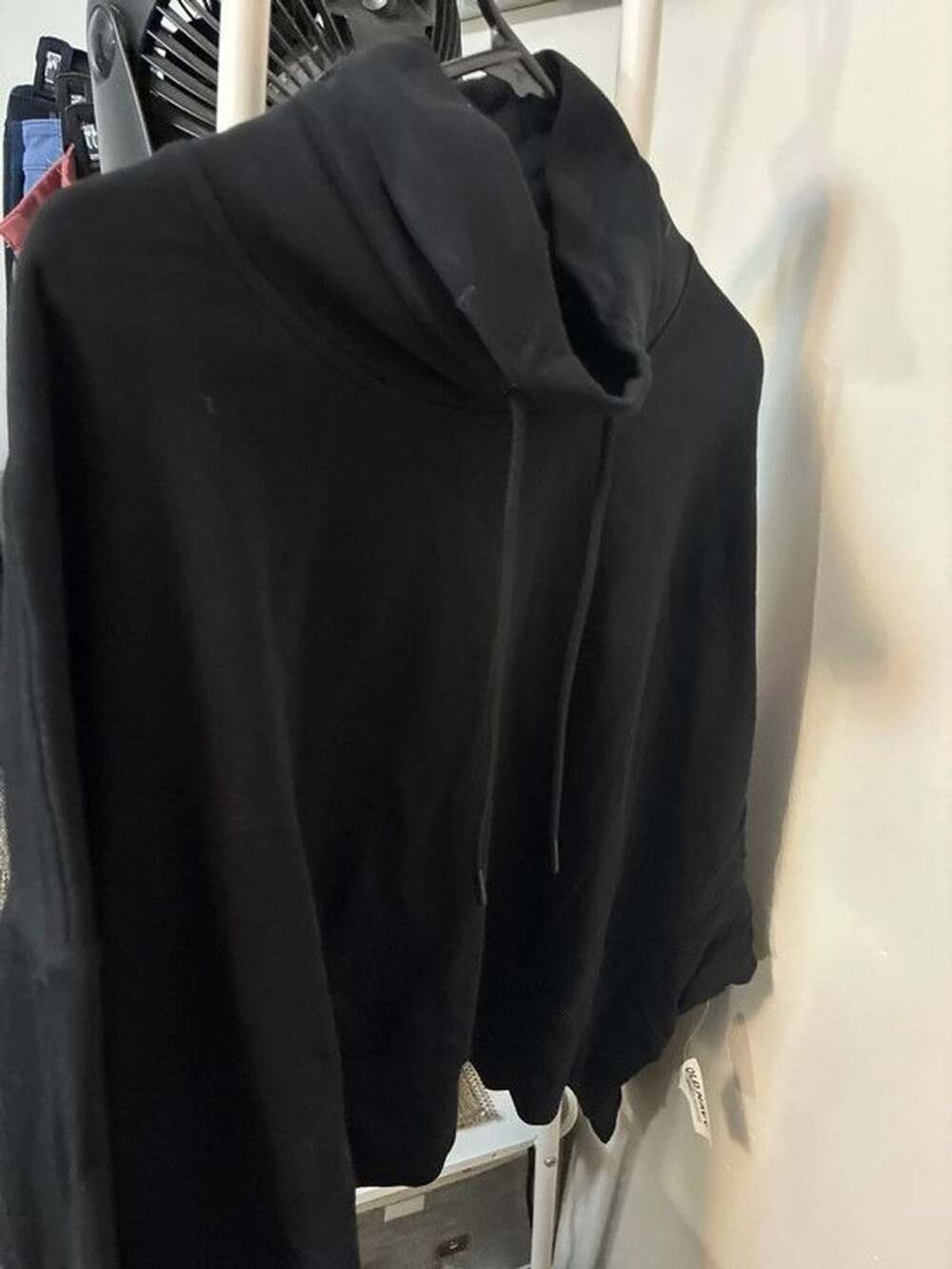 Women’s large nwt old navy black cropped sweatshirt